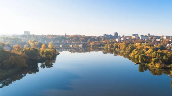 Безпілотник з камерою, красива літня маленька річка з висоти — стокове фото