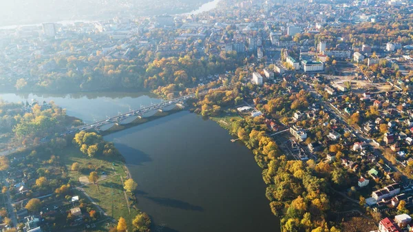 City trafik väg med modern byggnad ovanifrån från drönare — Stockfoto