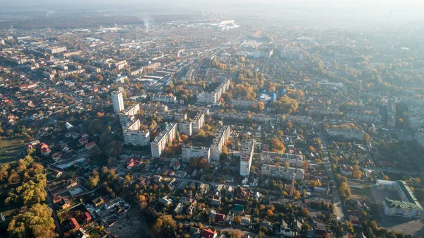Route de circulation de la ville avec vue de dessus de bâtiment moderne du drone — Photo