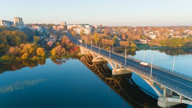 Kameralı bir dron, yüksek bir yerden güzel bir yaz nehri. Dro