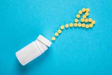 İlaç hapları, haplar ve şişe mavi sırt çantasına.