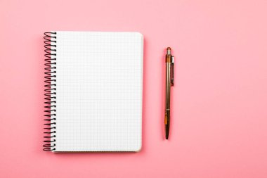 Beyaz açık not defteri pembe arkaplanda izole edilmiş.