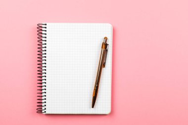 Beyaz açık not defteri pembe arkaplanda izole edilmiş.
