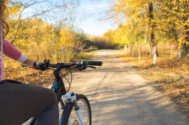Dağ bisikleti hızlı bisiklet üzerinde azalan tepeden aşağı. Üzerinden görüntülemek 