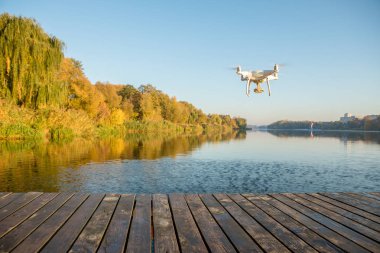 Dijital kamera, arka plan bulanıklık nehirde Uçak Helikopter