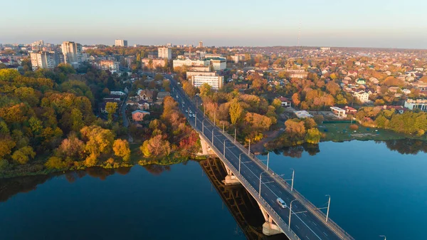 Безпілотник з фотоапаратом, красива літня річка з висоти. Дроїд — стокове фото