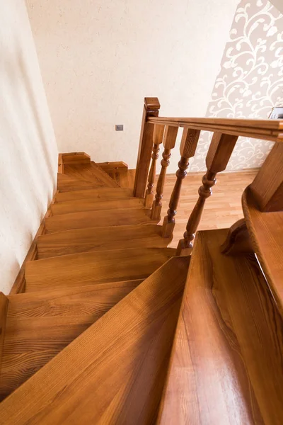 Moderne braune Holztreppe im Haus — Stockfoto