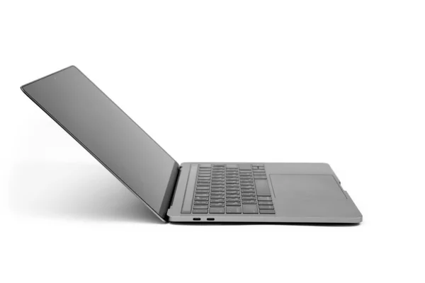 Moderní notebook izolovaný na bílém pozadí — Stock fotografie