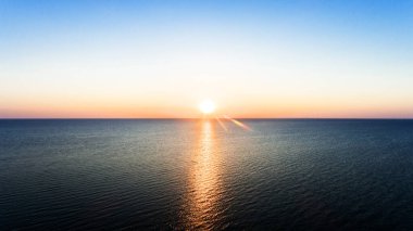 Mavi deniz yüzeyinin havadan görünüşü