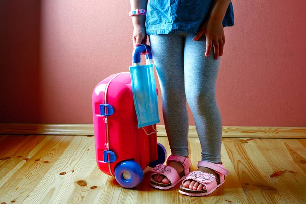 Niña Linda Cuarentena Casa Sueña Con Viajar — Foto de Stock