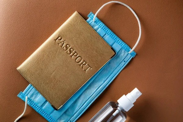 Passaporte Com Máscara Médica Spray Higienizador Mão Fundo Mesa Estilo — Fotografia de Stock