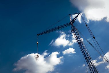 Mavi gökyüzü arka planında vinçleri olan inşaat alanı