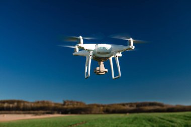 Mavi gökyüzü arka planında uçan İHA