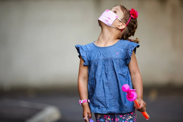 Little Girl Medical Mask Street Coronavirus Pandemic — Stock Photo, Image