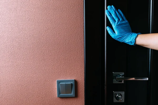 Woman Opens Door Wearing Latex Protective Gloves Coronavirus Spreading Measures — Stock Photo, Image