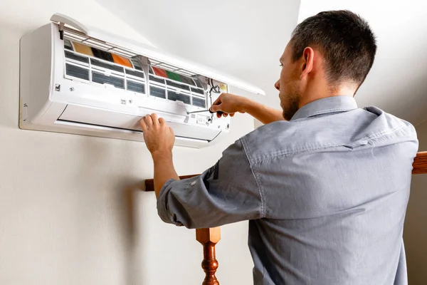 Mannelijke Technicus Schoonmaken Van Airconditioner Binnen — Stockfoto