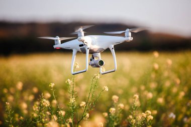 Dron dört helikopteri sarı alana.