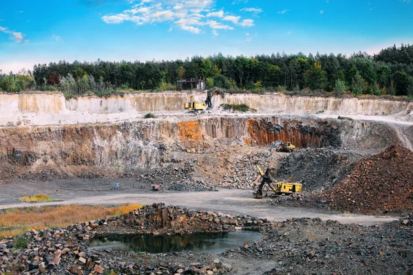 Kireçtaşı Ocağında Kazıcı Ağır Madencilik Damperli Kamyonlar — Stok fotoğraf