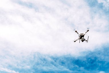 Mavi gökyüzü arka planında uçan İHA