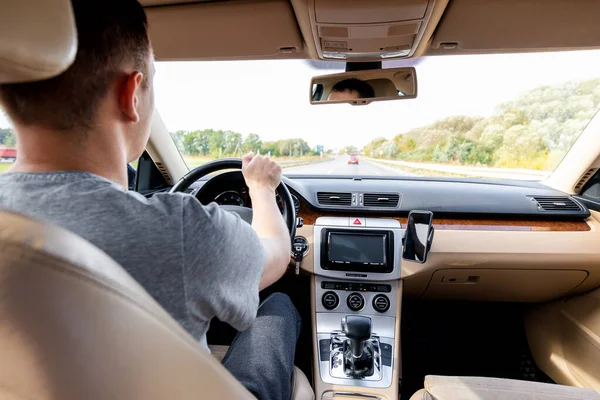 Joven Que Conduce Coche Moderno Carretera Asfalto —  Fotos de Stock