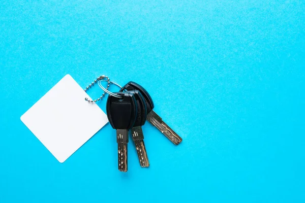 Mavi Arkaplanda Izole Edilmiş Kart Biçiminde Anahtarlık Anahtarlık — Stok fotoğraf