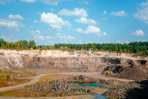 Kireçtaşı Ocağında Kazıcı Ağır Madencilik Damperli Kamyonlar — Stok fotoğraf