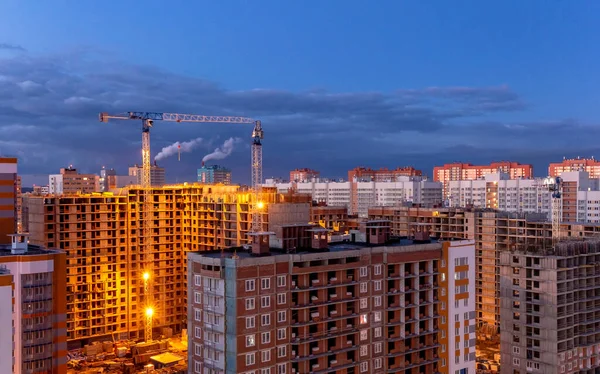 St. Petersburg civarındaki inşaat sahasında vinçler.