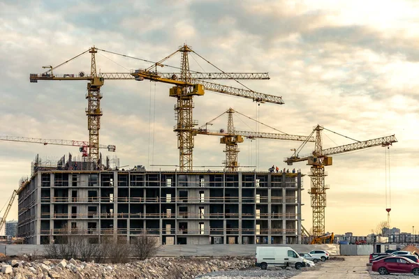 St. Petersburg civarındaki inşaat sahasında vinçler.