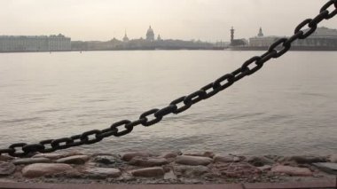 St. Petersburg 'un klasik manzarası. Vasilyevsky Adası 'nın oku, Amirallik, St. Isaac Katedrali. Neva..