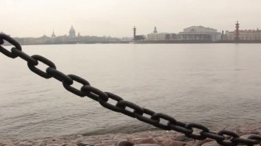 St. Petersburg 'un klasik manzarası. Vasilyevsky Adası 'nın oku, Amirallik, St. Isaac Katedrali. Neva..