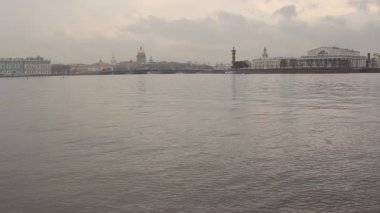 St. Petersburg 'un klasik manzarası. Vasilyevsky Adası 'nın oku, Amirallik, St. Isaac Katedrali. Neva..