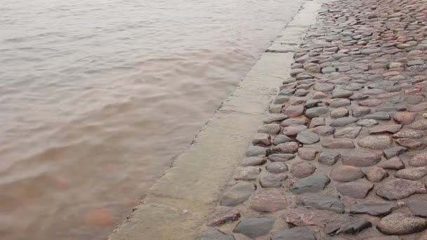 Las Aguas Del Neva Lavaban Los Escalones Granito Del Terraplén — Vídeos de Stock