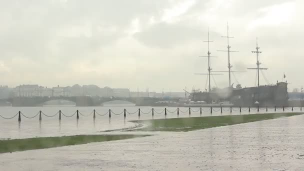 Pioggia Nel Centro Storico San Pietroburgo Fiume Neva — Video Stock