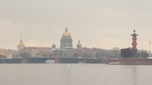サンクトペテルブルクの古典的な景色 ヴァシリエフスキー島のアロー 聖イサク大聖堂 ネヴァ — ストック動画