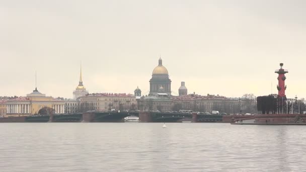 サンクトペテルブルクの古典的な景色 ヴァシリエフスキー島のアロー 聖イサク大聖堂 ネヴァ — ストック動画