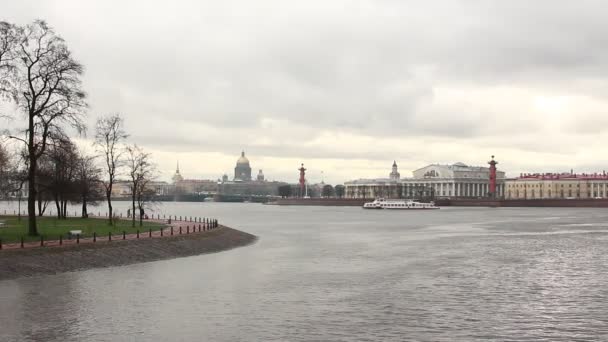 Klassisk Utsikt Över Sankt Petersburg Pilen Vasiljevskij Island Amiralitetet Isaac — Stockvideo