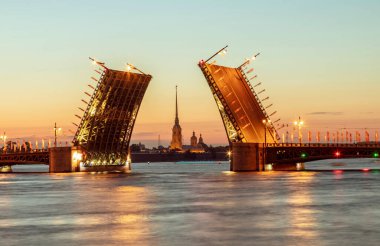 St. Petersburg 'daki Neva Nehri üzerindeki Açık Saray Köprüsü