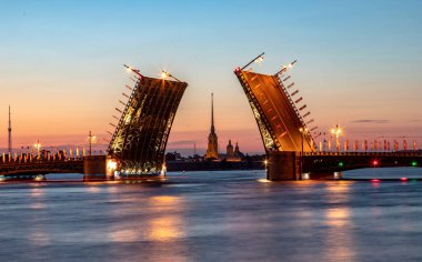 St. Petersburg 'daki Neva Nehri üzerindeki Açık Saray Köprüsü