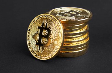 Siyah zemin üzerinde altın bitcoin