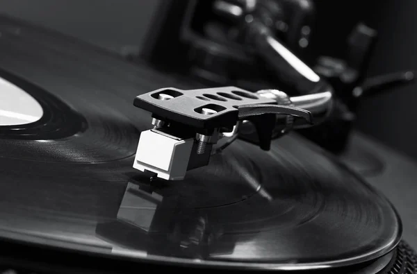 Primer Plano Del Tocadiscos Tocando Vinilo —  Fotos de Stock