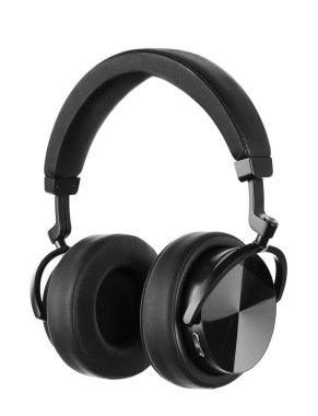 Beyaz arkaplanda izole kulaklıklar