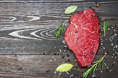 Ahşap zemin üzerine baharat ile taze çiğ et