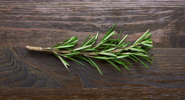 ahşap bir gemide bağlı taze biberiye