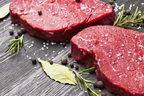 Carne Fresca Cruda Con Especias Sobre Fondo Madera —  Fotos de Stock