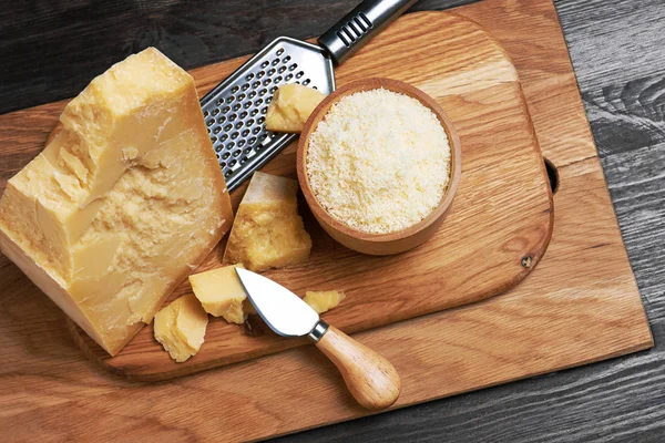 Fromage Parmesan Sur Planche Bois Avec Râpe Couteau — Photo