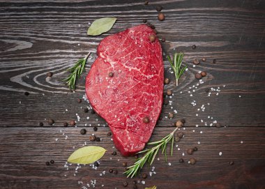 Ahşap zemin üzerine baharat ile taze çiğ et