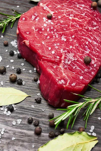 Vers Rauw Vlees Met Kruid Houten Achtergrond — Stockfoto