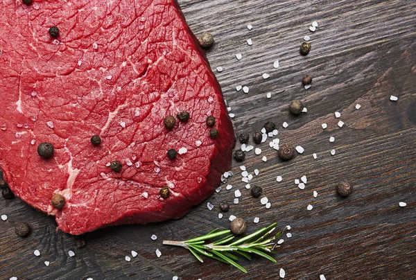 Vers Rauw Vlees Met Kruid Houten Achtergrond — Stockfoto