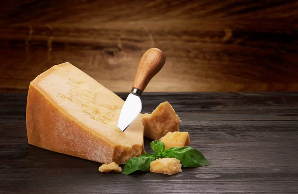 Fromage Parmesan Sur Planche Bois Avec Feuilles Basilic — Photo