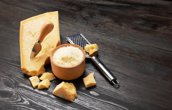 Parmezaanse kaas op houten plank — Stockfoto